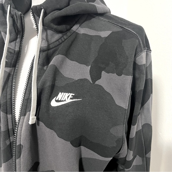 Nike Men’s Camouflage Medium Zipped Hooded Jacket ‘Gray’ Drawstring Activewear - Picture 3 of 8